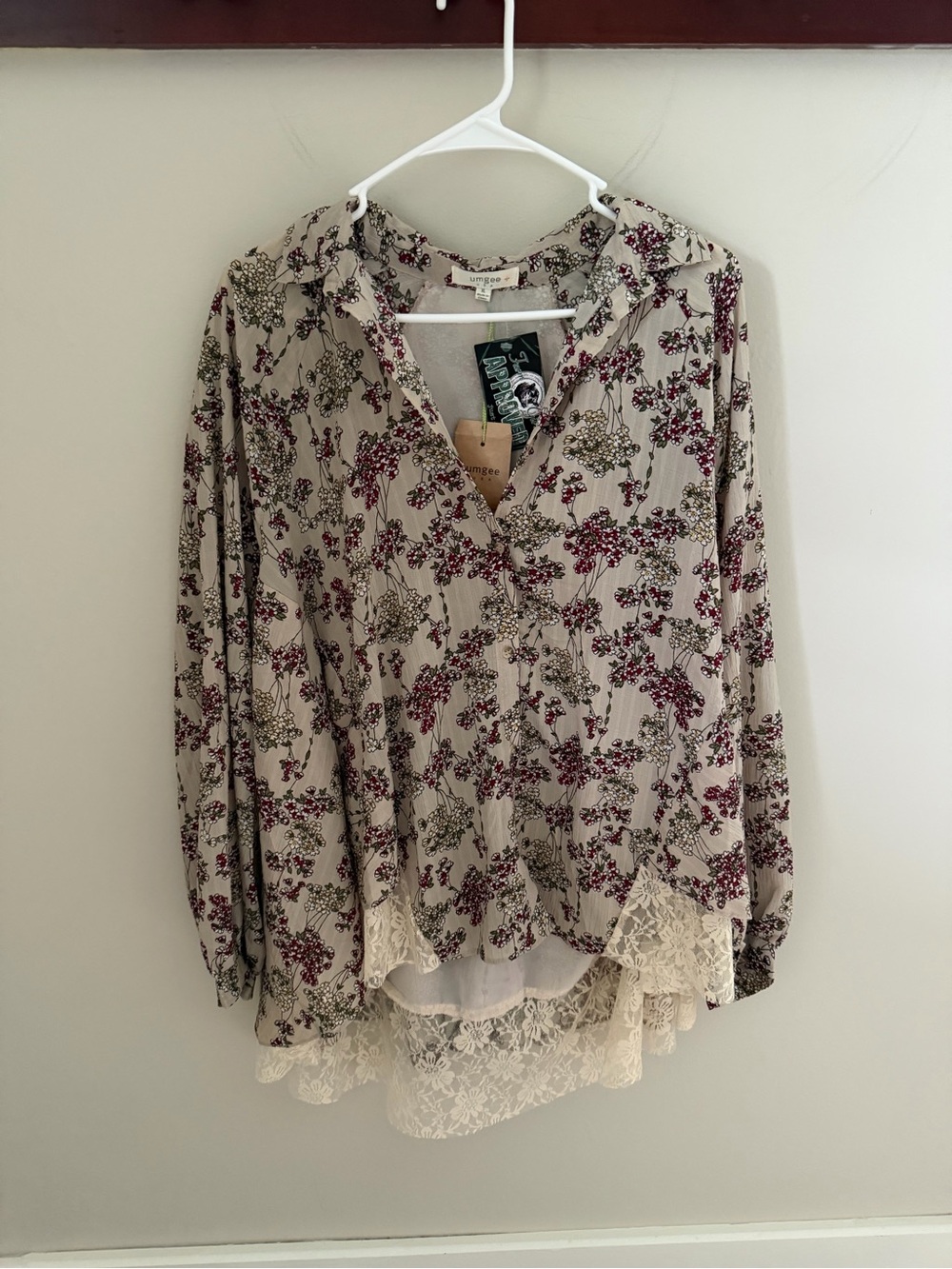 Umgee Cream Floral Lace-Hem V-Neck Top XL NEW